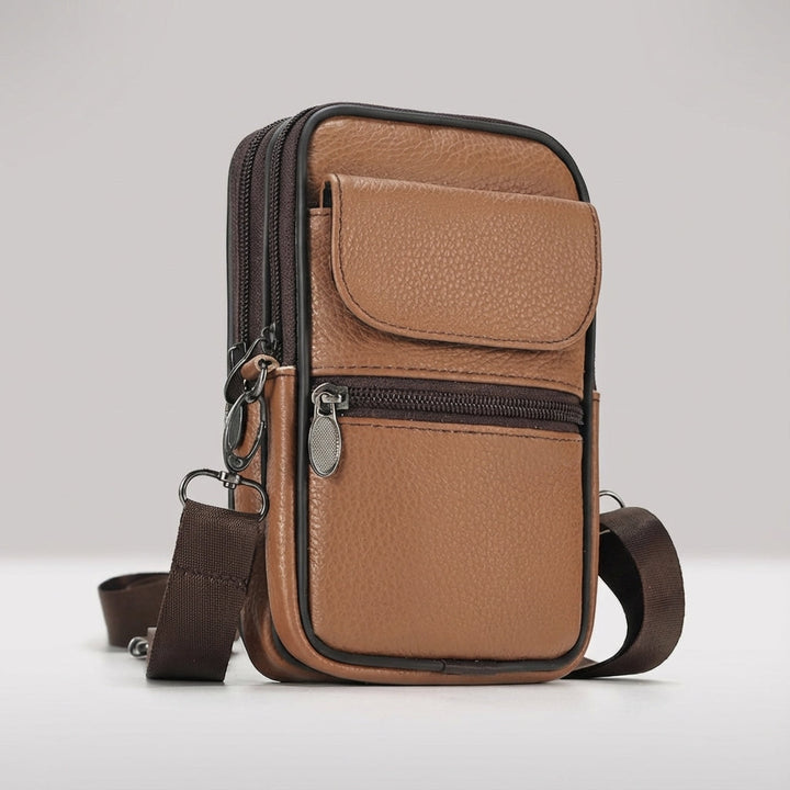 Detailansicht des Reißverschlusses der LeatherLuxe Leder Crossbody Umhängetasche. Hochwertige, verstellbare Ledertasche.