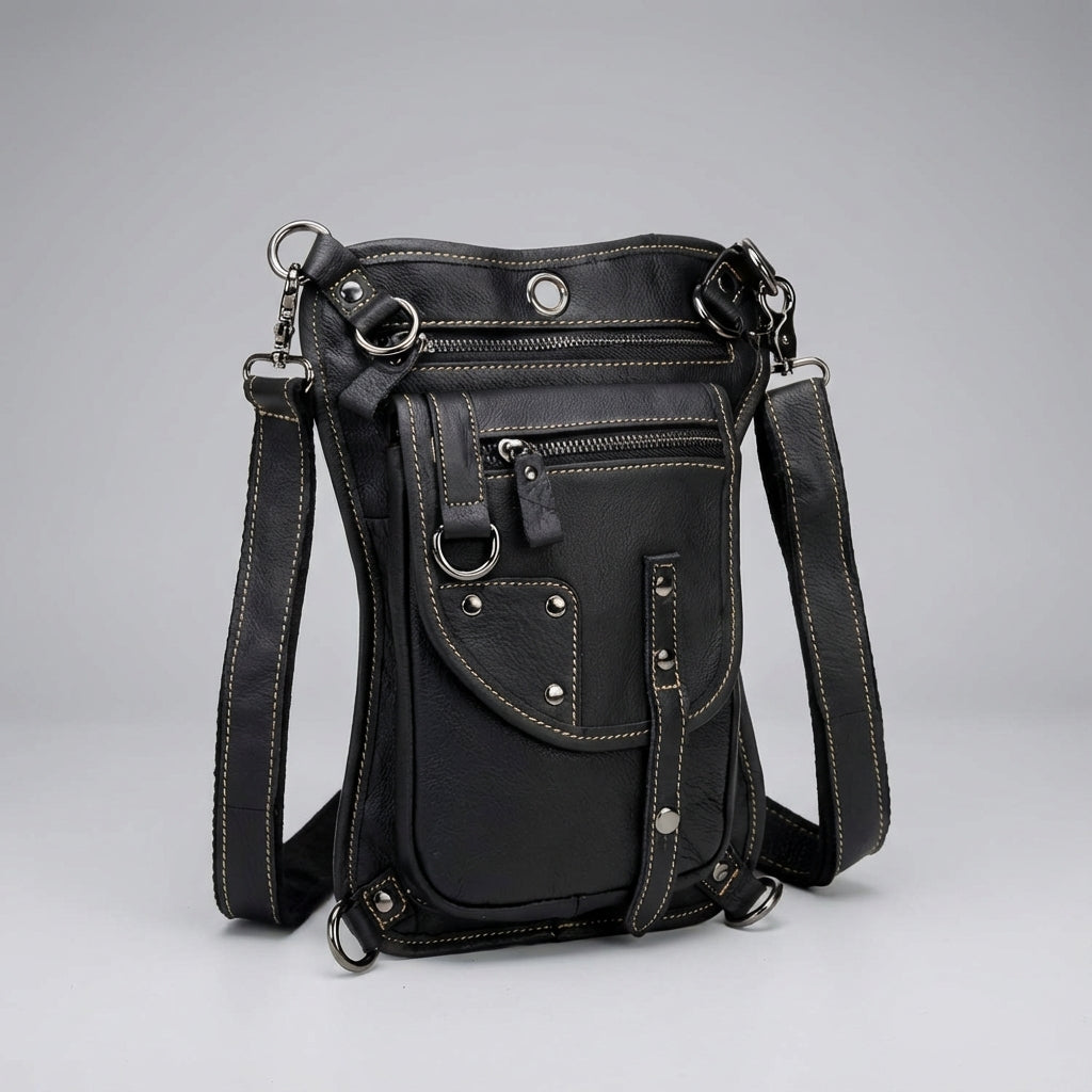 Unisex Hüfttasche CrossGrip, schwarz, am Model getragen. Ideal als Reisetasche oder Alltagsbegleiter.
