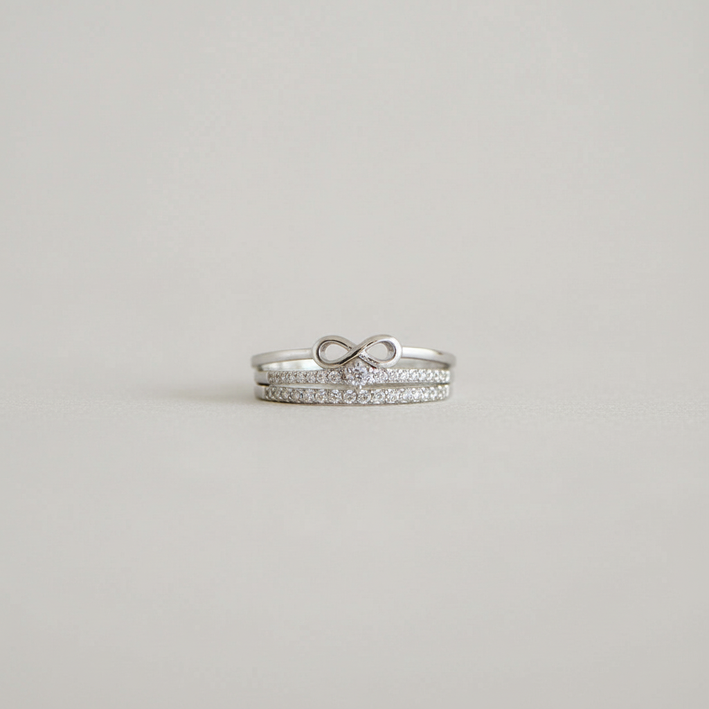 Symbolischer Damen Herz Ring, verstellbar, aus Silber, repräsentiert ewige Liebe und Eleganz.