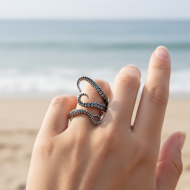 Eleganter verstellbarer Silberring für Damen mit filigranem Tentakel-Design, maritimem Flair.