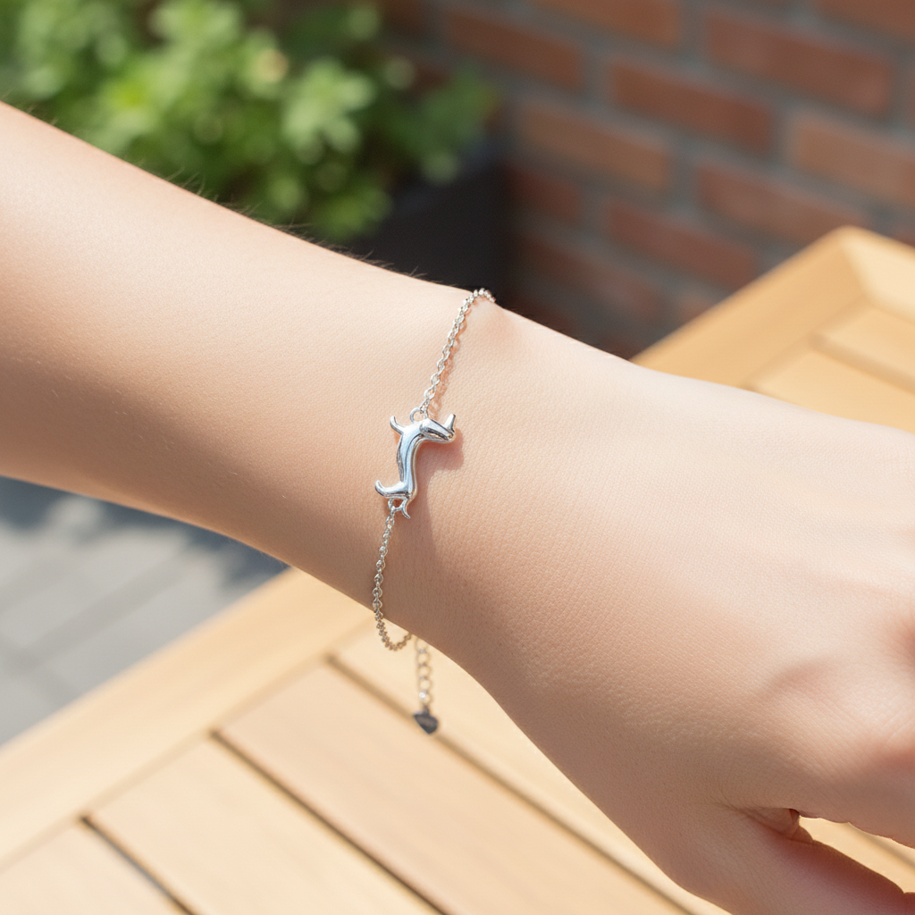 Damen Armband verstellbar mit Dackel-Anhänger aus glänzendem 925er Silber. Perfekter Haustier-Schmuck.