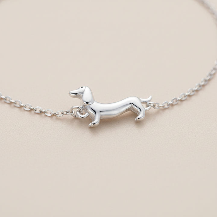 Elegant am Handgelenk: Verstellbares Damen Armband aus 925er Silber mit entzückendem Dackel-Anhänger.