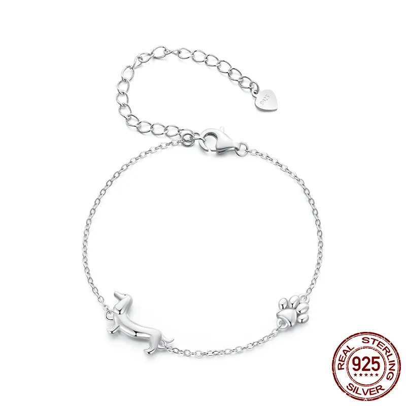Schlichtes, verstellbares Damen Armband aus 925er Silber mit liebevoll gestaltetem Dackel-Anhänger. Unikat.