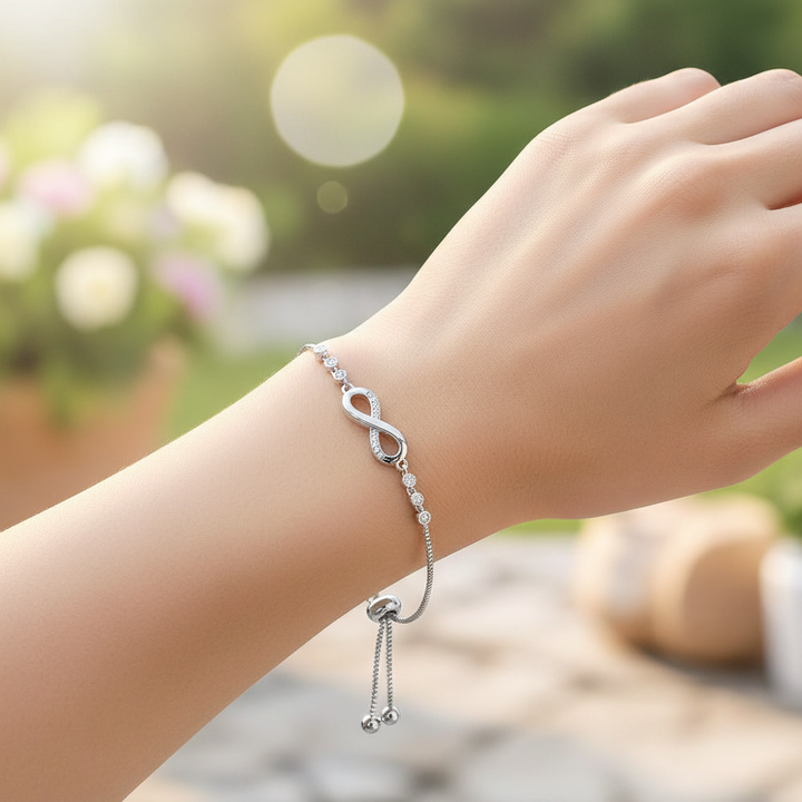 Elegantes silbernes Damen Unendlichkeits-Armband mit Zirkonia, verstellbar und zeitlos, perfekt als Geschenk.