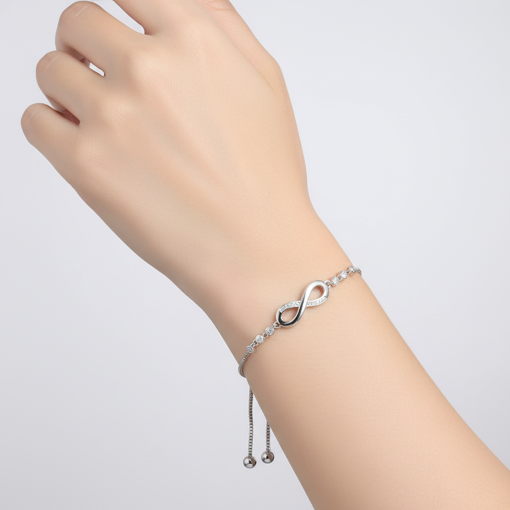 Verstellbares Damenarmband aus Silber mit Unendlichkeitszeichen und glitzernden Zirkonia-Steinen für eleganten Look.