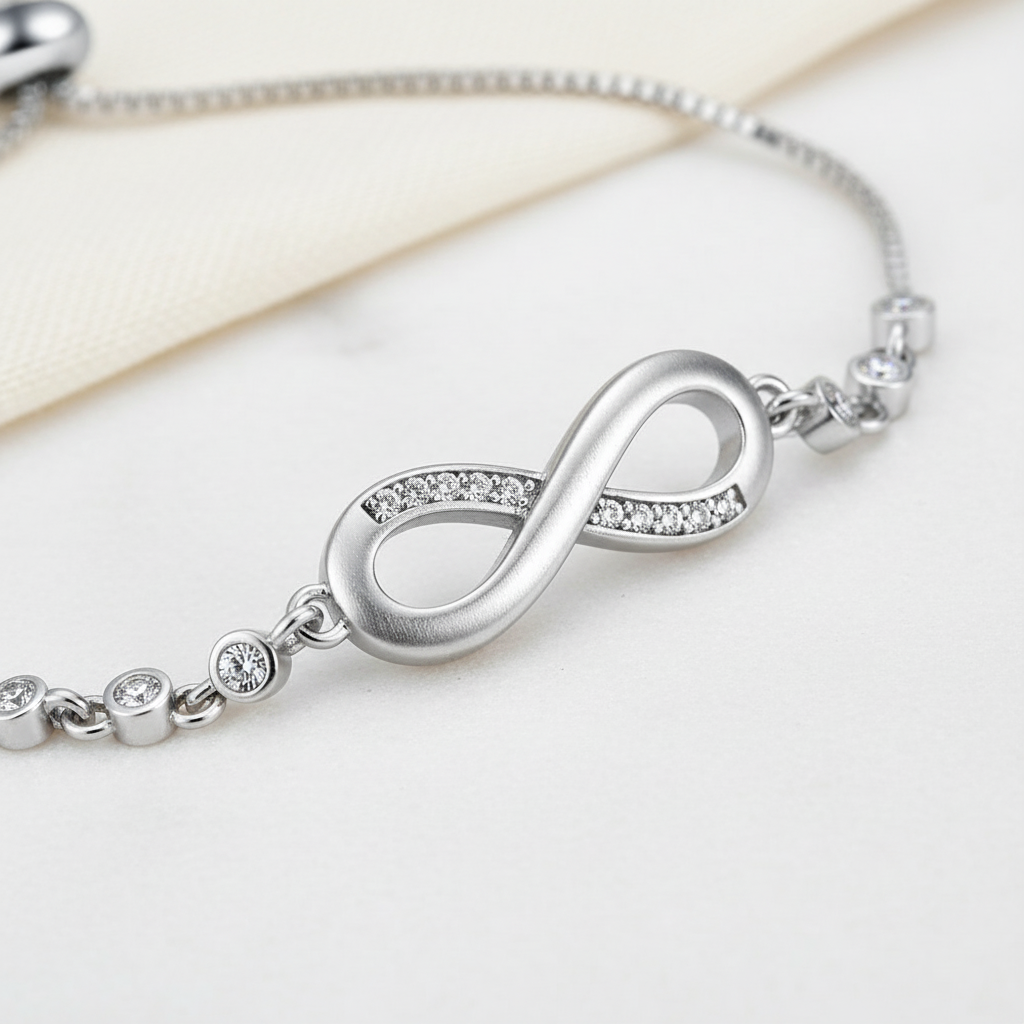 Zeitloses Damen-Unendlichkeitsarmband in Silber, besetzt mit Zirkonia, für stilvolle Eleganz am Handgelenk.