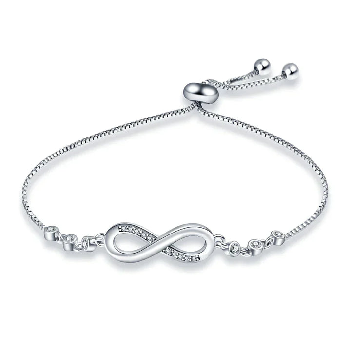 Detailansicht des Unendlichkeitszeichens auf dem silbernen Damenarmband, verziert mit funkelnden Zirkonia.