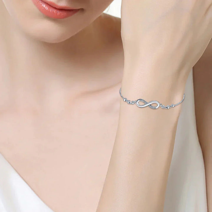 Stylisches und verstellbares Damen Unendlichkeits-Armband in Silber mit Zirkonia, ideal als elegantes Geschenk.