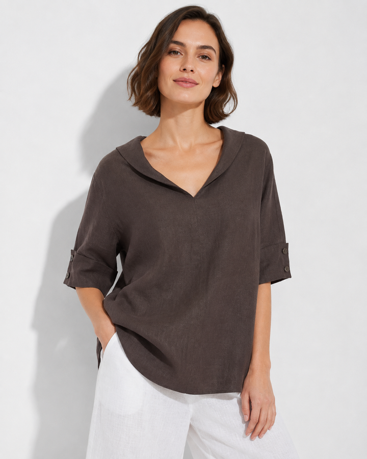 Rückenansicht des bequemen Damen Sommer Shirts mit V-Ausschnitt, luftig & atmungsaktiv.