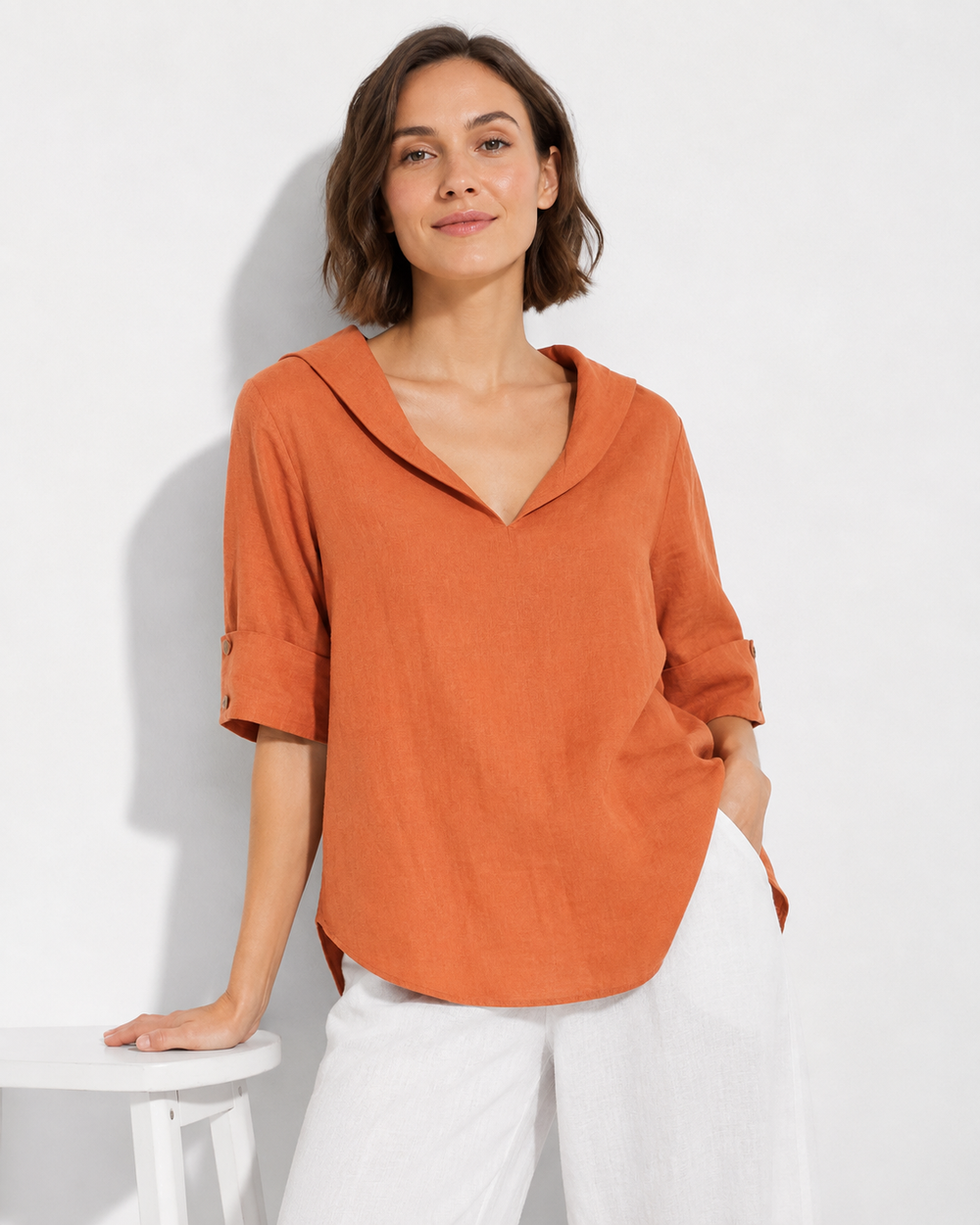 Nahaufnahme: Elegantes Damen V-Ausschnitt Sommer Shirt, bequemer Stoff, perfekt für Frühling & Sommer.