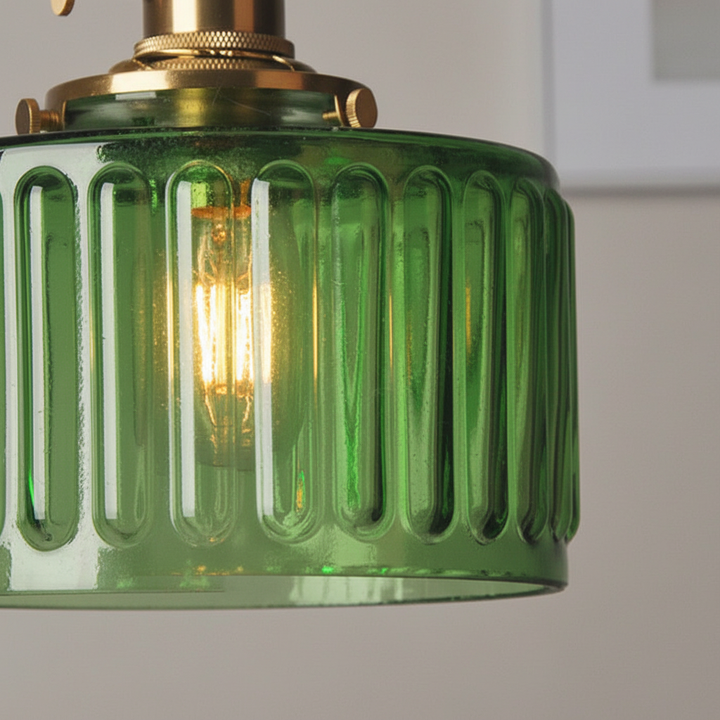 Retro Hängelampe aus Glas mit einzigartigem Design, perfekt für warmes, einladendes Raumlicht.