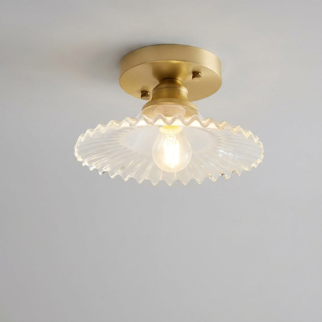 Detailaufnahme der floralen Glasblüten einer Petalique Vintage Deckenlampe, ideal für Schlafzimmer.