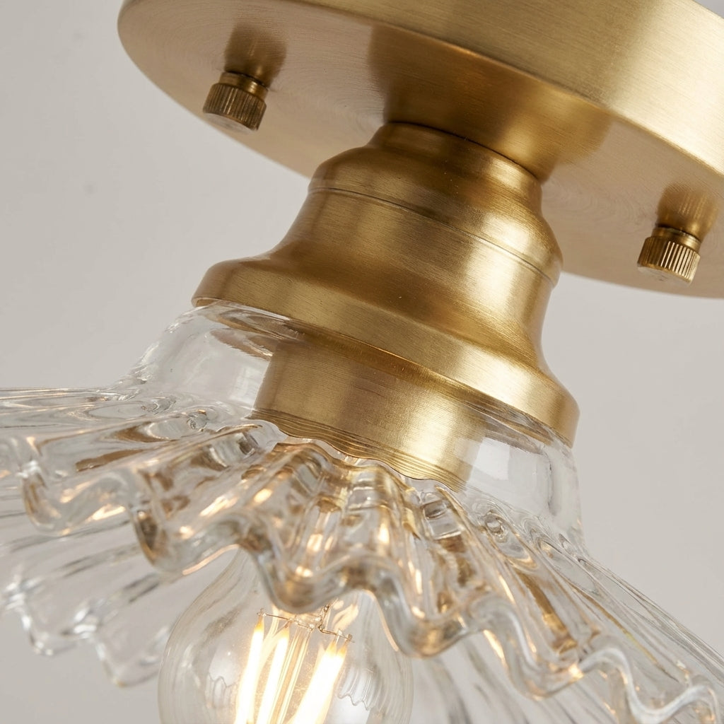 Elegante Retro Deckenleuchte mit Blütendesign, gefertigt aus geschliffenem Glas und poliertem Kupfer.