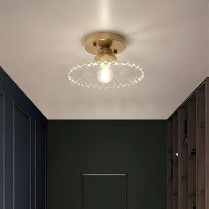 Stilvolle Vintage Deckenlampe mit Blumenmuster, die eine gemütliche Ambiente Beleuchtung im Raum schafft.