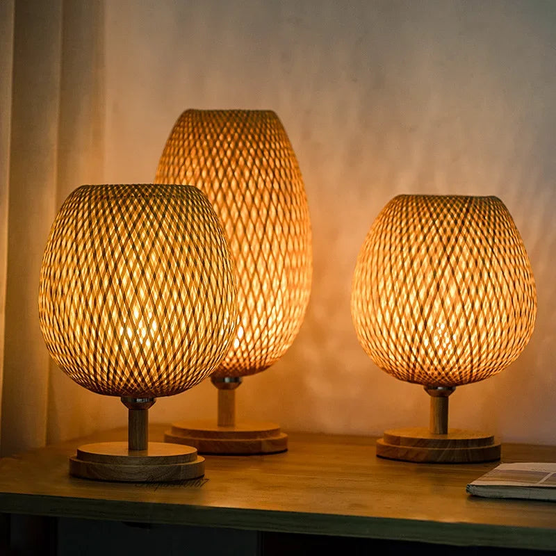 Elegante Bambus Tischlampe, perfekt für warmes, sanftes Licht im Schlafzimmer.