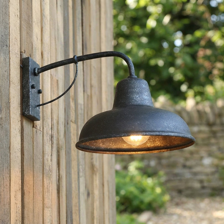 Vintage Außenwandleuchte Aureclad für Garten & Eingang. Wetterfeste Retro-Metalllampe für stimmungsvolle Gartenbeleuchtung.