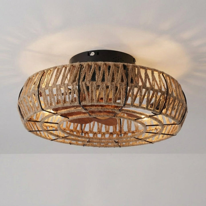 Rustikaler Deckenventilator mit integrierter Rattanlampe im Vintage-Zen-Stil, perfekte Beleuchtung für Schlafzimmer.