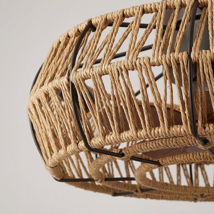 Eleganter Vintage Deckenventilator mit Zen-Rattanlampe für sanfte Kühlung, Beleuchtung & rustikales Ambiente im Raum.