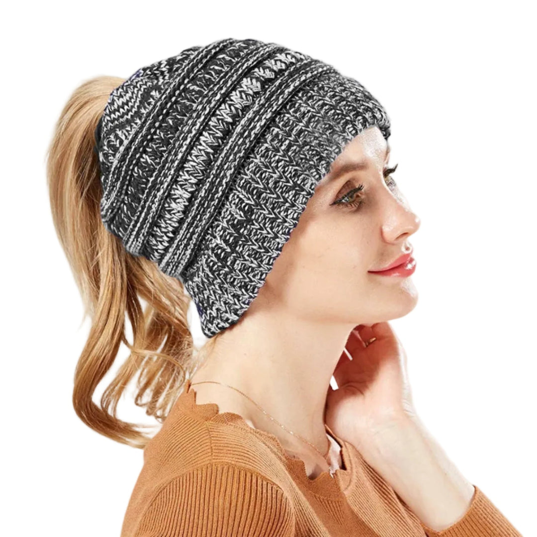 Komfortables Outdoor Damen Strickstirnband; Ohrwärmer für den Winter mit praktischer Öffnung für Pferdeschwänze.
