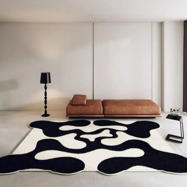 Schwarzer abstrakter Teppich mit Wellenmuster, ideal als dekorativer Bodenbelag im Schlafzimmer.
