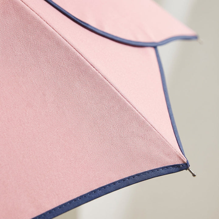 Stilvoller Damen Regenschirm mit farbenfrohem Blütenmuster, ideal als modisches Accessoire bei Regen und Sonne.