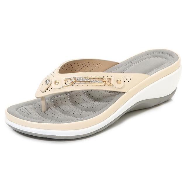 Weiße orthopädische Damensandalen, die Komfort, Stil und Schmerzlinderung für empfindliche Füße bieten.