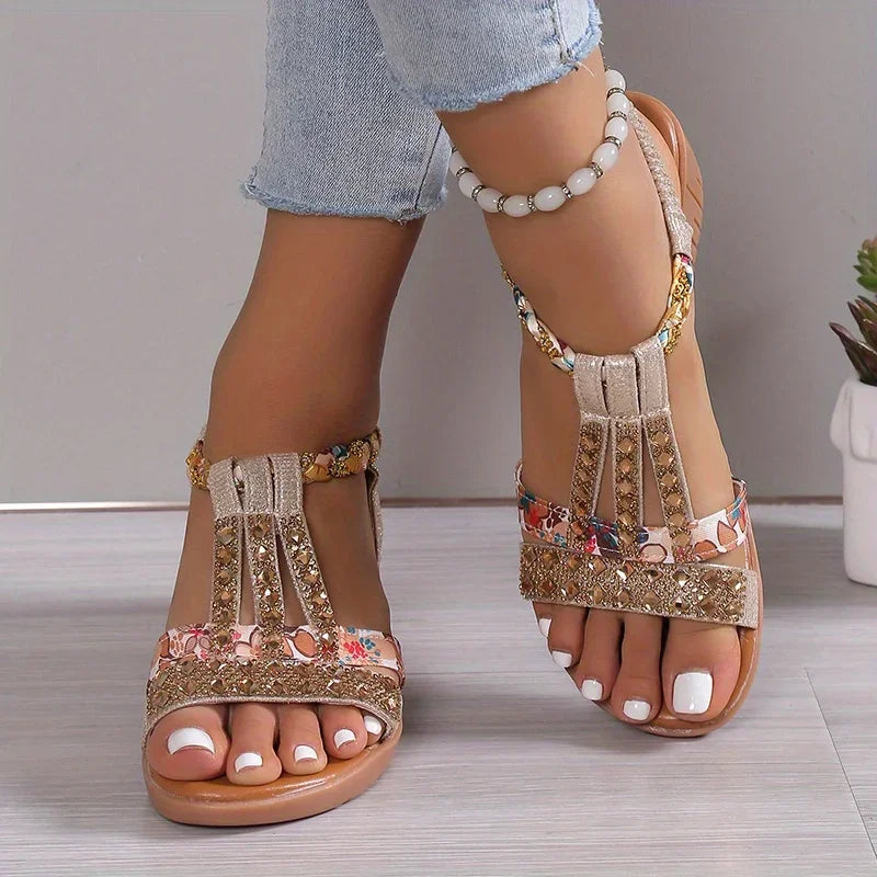 Frau geht in bequemen orthopädischen Damen Keilsandalen "Marla". Stylische Sandalen für Frühling/Sommer.
