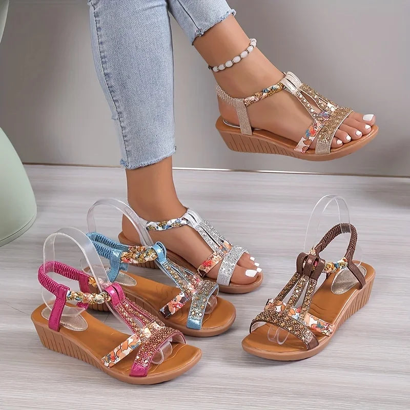 Seitenansicht der orthopädischen Damen Keilsandalen "Marla". Bequeme Freizeitschuhe für Sommer & Alltag.