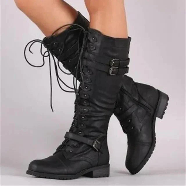 Alltagstaugliche flache Damen Herbststiefel, kniehoch und bequem. Ideal für Spaziergänge an kühlen Tagen.