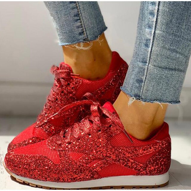 Nahaufnahme eines Damen Glitzer-Sneakers, Details des funkelnden Obermaterials. Moderner, bequemer Freizeitschuh.
