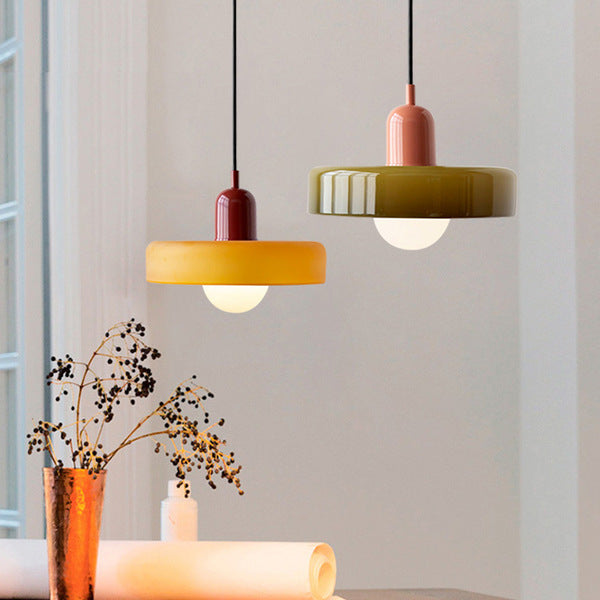 Farbenfrohe Buntglas-Pendelleuchte, modernes Bauhaus-Design, stilvolle Innenbeleuchtung.