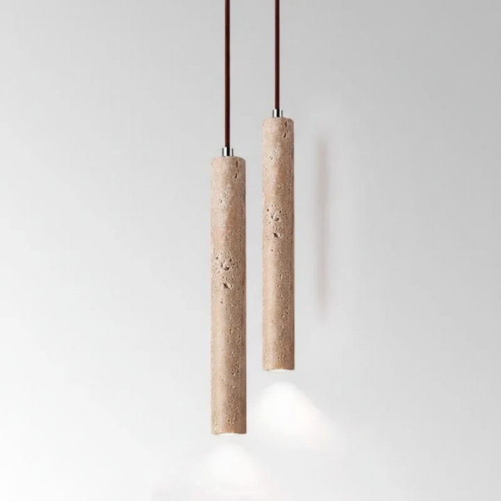 Elegante Wabi Sabi Pendelleuchte mit Travertin Optik. Natürliches, warmes LED Licht für eine ruhige Atmosphäre.
