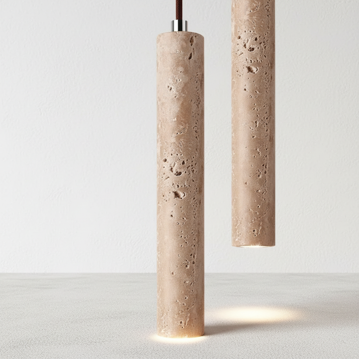Minimalistische Wabi Sabi Hängeleuchte StoneLume. Eine LED Pendelleuchte mit warmem Licht im Travertin Look.