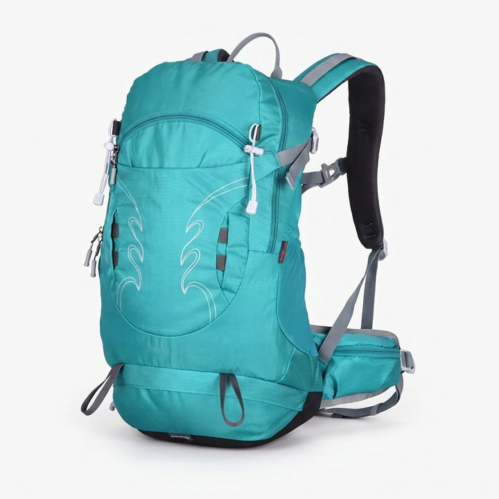 Mann trägt bequemen 30L Herren Wanderrucksack mit belüftetem Rücken beim Trekking.