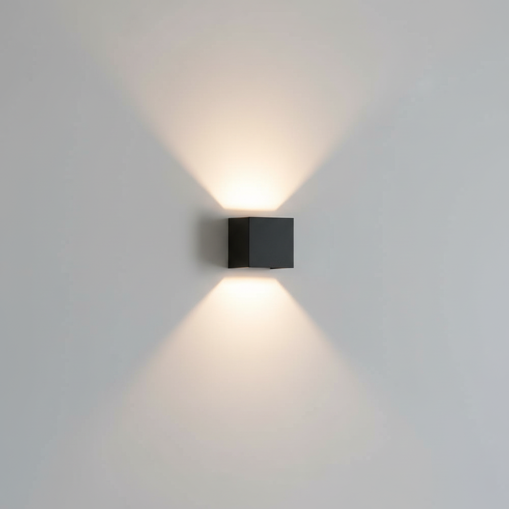 Moderne, kabellose LED Wandleuchte LumaCube für Wohnzimmer. Dimmbares Akku-Licht schafft gemütliches Ambiente.