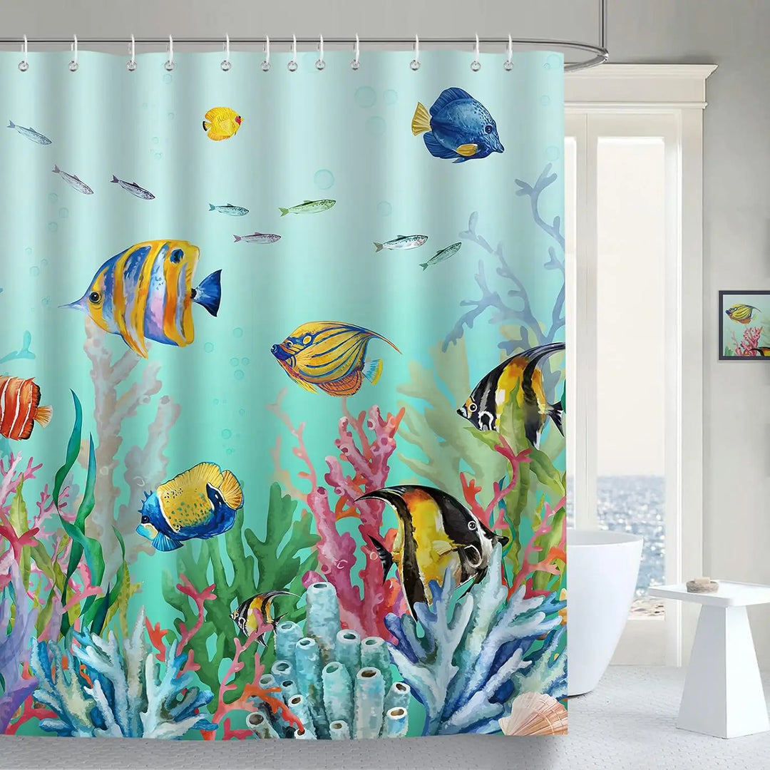 Detailaufnahme des wasserabweisenden Duschvorhangs mit Mosaik-Meeresmotiven für Badaccessoires.