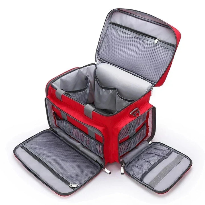 Wasserdichte Notfalltasche aus Polyester beim Camping, bereit für Outdoor-Abenteuer & Überlebenssituationen.