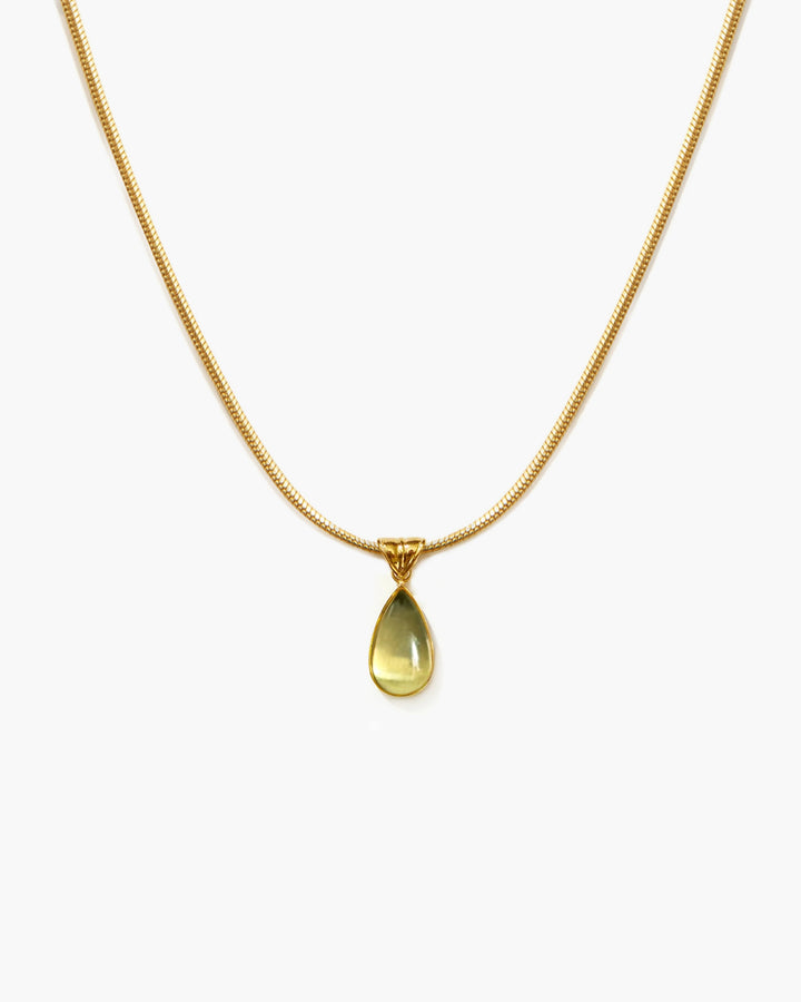 Goldene Damenkette mit elegantem Tropfen-Anhänger aus wasserfestem Edelstahl.