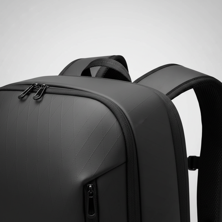 Organisiertes Interieur des Business Rucksacks, viele Fächer für Business-Utensilien. Wasserabweisend & stilvoll.