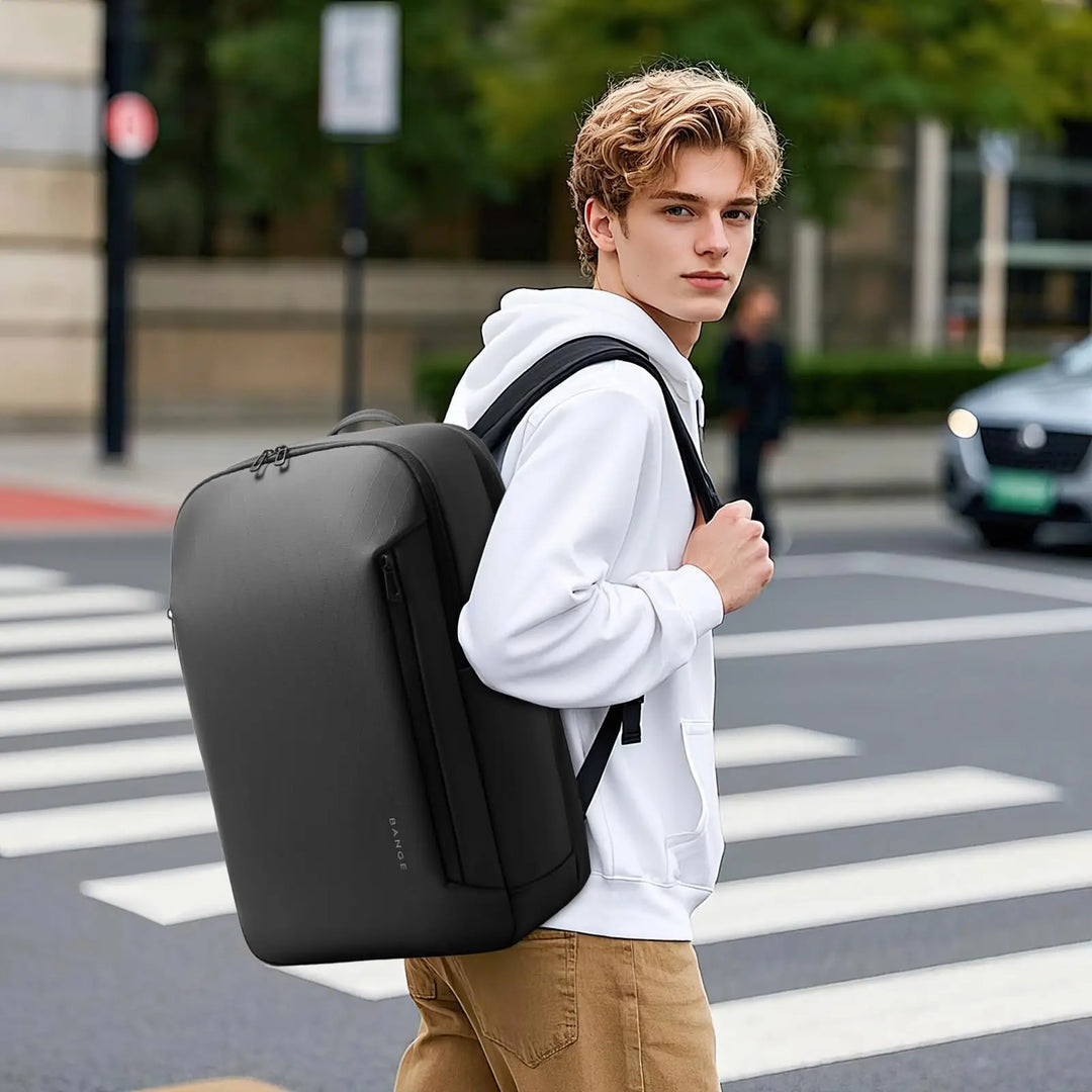 Robuster, wasserabweisender Business Rucksack aus hochwertigem Material, schützt Laptop & Dokumente.
