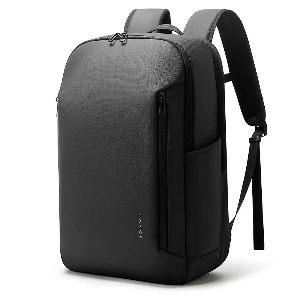 Person trägt eleganten, schwarzen Unisex Business Rucksack; ideal für täglichen Weg zur Arbeit & Business-Meetings.
