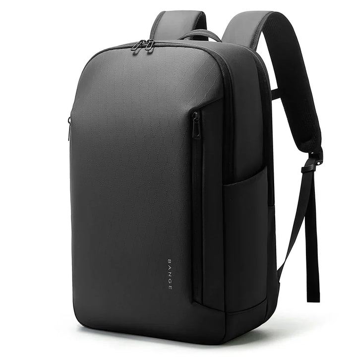 Person trägt eleganten, schwarzen Unisex Business Rucksack; ideal für täglichen Weg zur Arbeit & Business-Meetings.