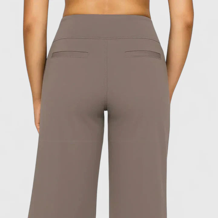 Elegante beige Damenhose mit geradem Bein und elastischem Bund. Ideal für schicke Looks im Frühling & Sommer.