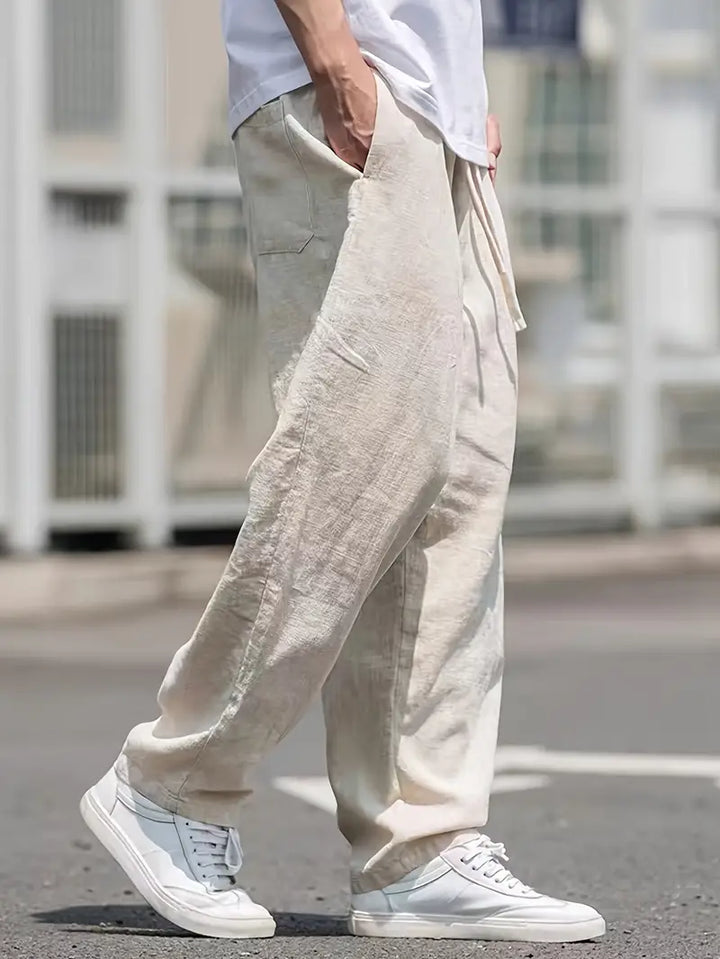 Komfortable Herren Freizeithose Xavier. Weite Baggy-Passform in Beige, ideal für lässigen Sommer- und Streetwear-Look.