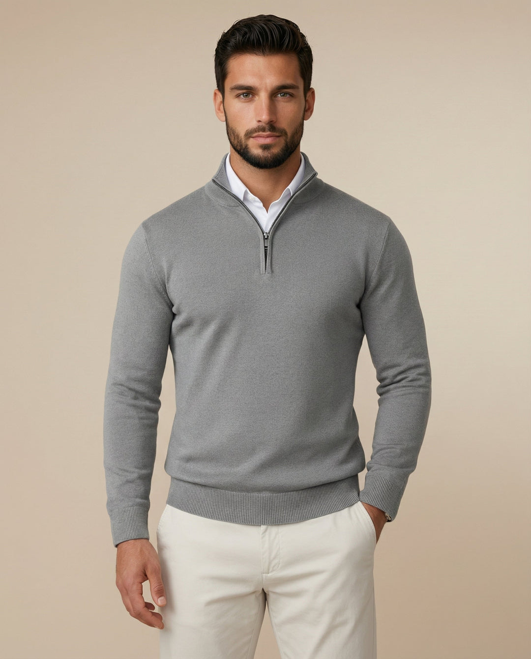 Stilvoller Herren Pullover mit Viertelreißverschluss. Moderner Kragen für elegante Freizeit- und Business-Looks.