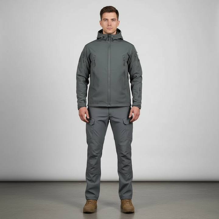 Wind- & wasserdichtes Herren Wanderbekleidungs-Set. Hochwertige Funktionskleidung für extremen Wetterschutz im Freien.