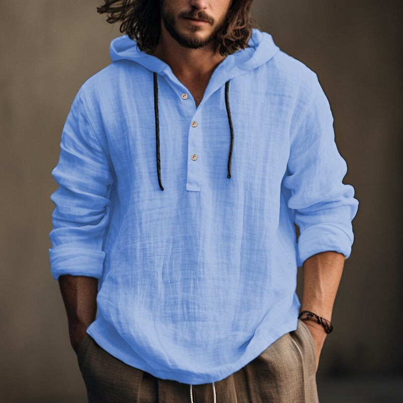 Modernes Herren Kapuzenshirt mit Knopfleiste. Lässiger Langarmpullover für bequeme Herrenmode im Alltag.