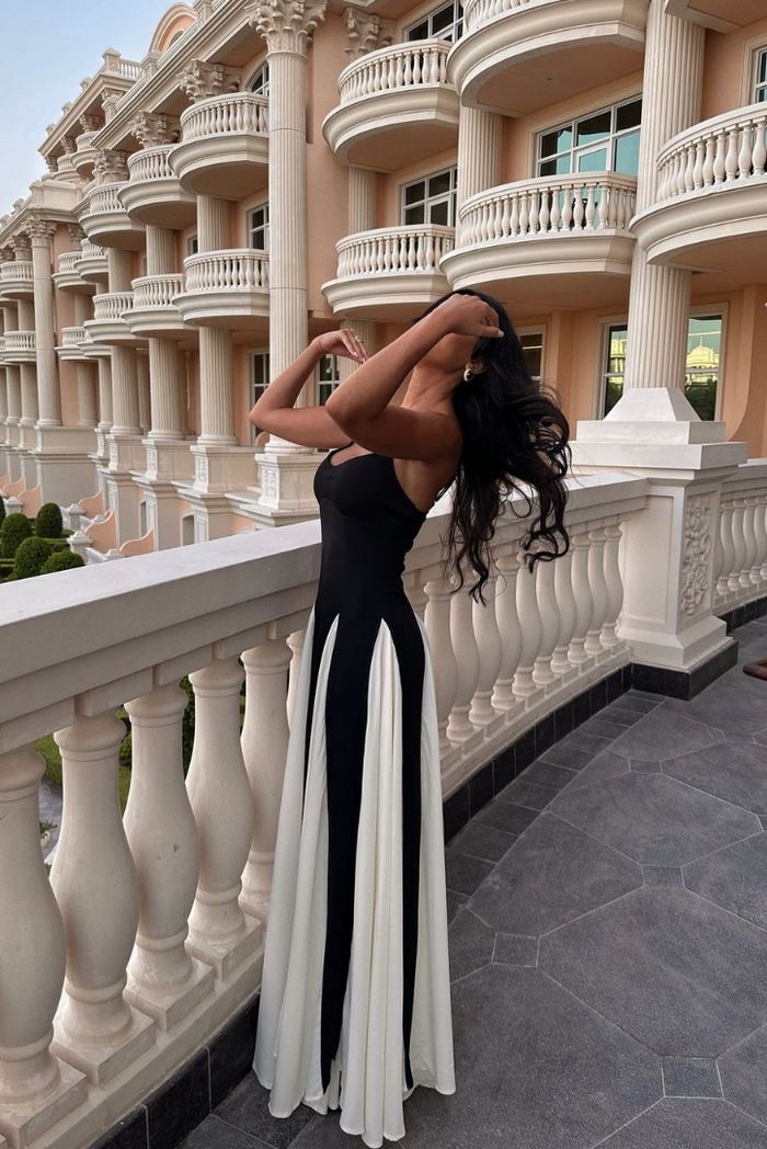 Schwarzes Maxikleid für Frauen, Spaghettiträger, elegant und festlich, Kontrastdesign.