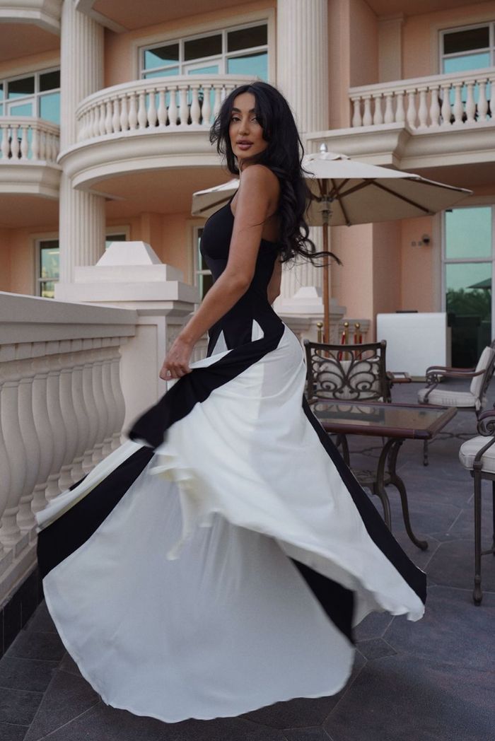 Elegantes, bodenlanges Damenkleid mit dünnen Trägern, schwarzes Hochzeitsgastkleid.