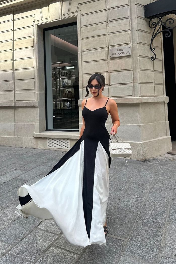 Damen Maxikleid, elegant, schwarz, Spaghettiträger, Kontrastdetail, ideal für festliche Events.